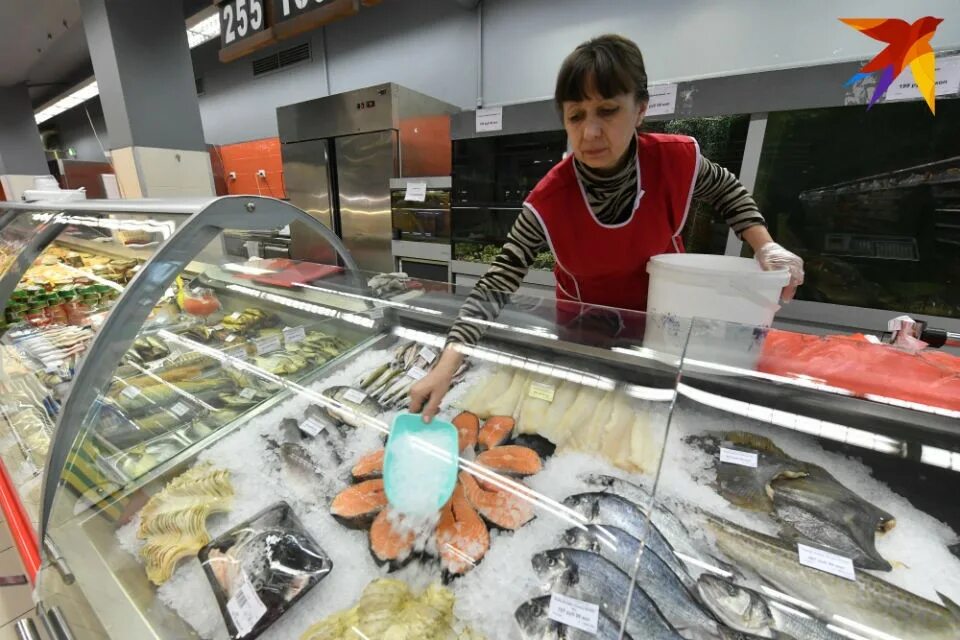 Работа продавец рыба. Продавец в рыбный отдел. продавец рыбы в гипермаркете. продавщица рыбного отдела. персонал рыбного магазина.