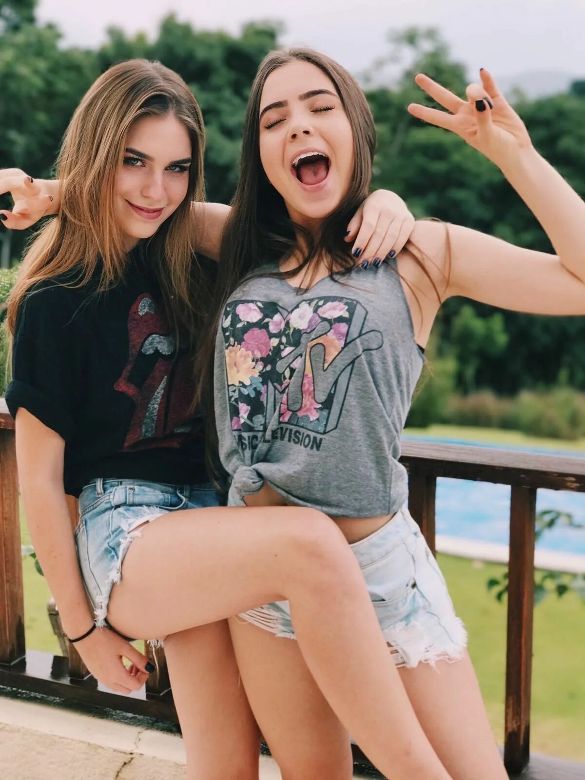 Парные обои на два телефона раздельные для пары. Friend девушки. Подруги картинки. "best friends stars" беатрис. Фотосессия подруг.