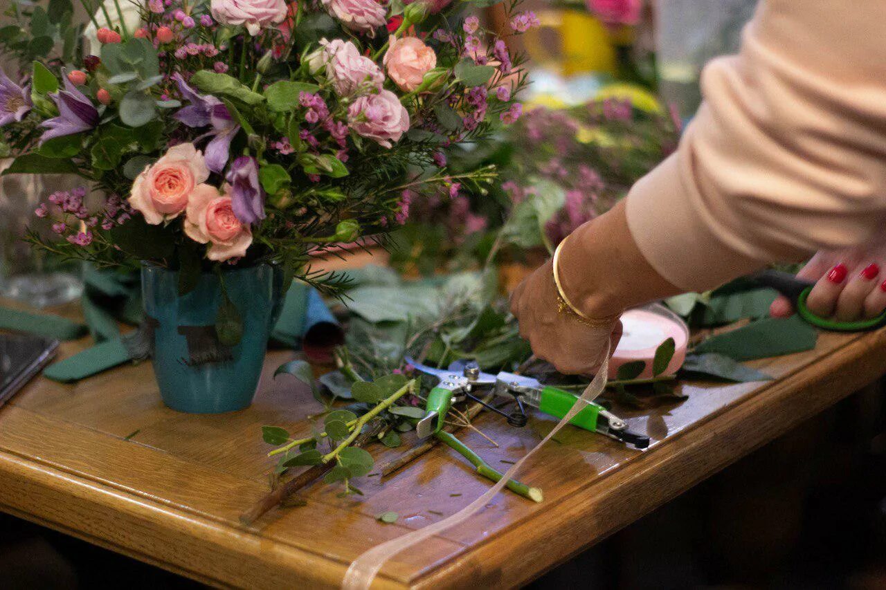 Профессиональные флористические букеты. Уроки флористики для начинающих. Мастер класс флористика. Уроки флористики для начинающих. Композиция из цветов пошагово.