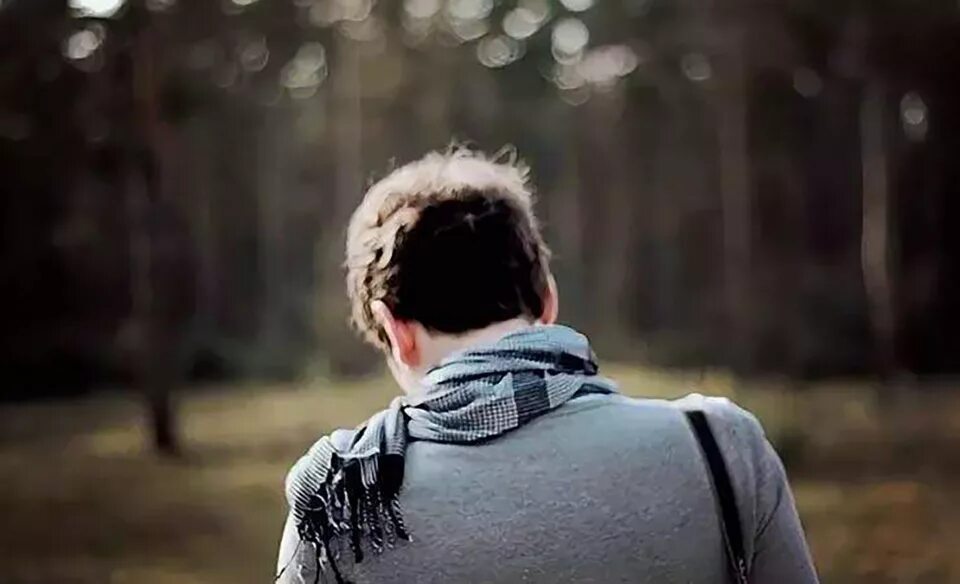 Человек сзади. Девушка в горах со спины. Брюнетка с каре со спины. Необычные фото девушек со спины. Девушка со спины.