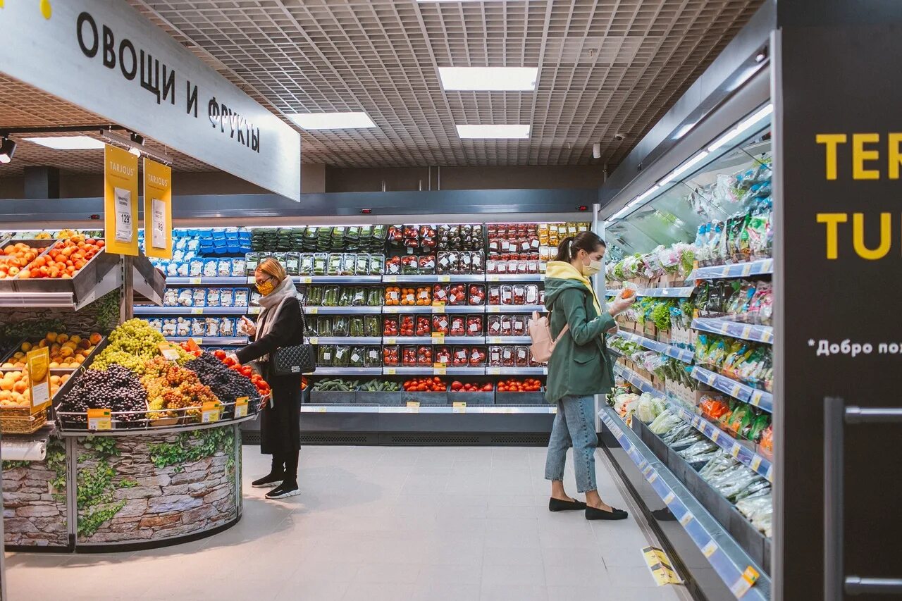 Профессия товаровед. Продавец торгового зала. Работа магаз. Добрая продавщица. Покупатель в супермаркете.