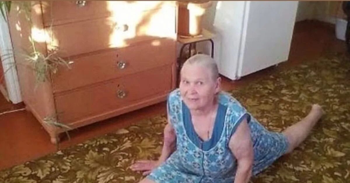Бабушка мыла полы. Бабушка на шпагате. бабуля на шпагате. бабушка на шпагате фото. бабушка на мостике.