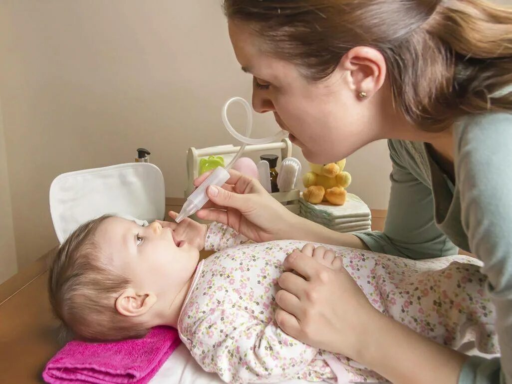 Ребенку год как избавиться от соплей. Чистить нос ребенку. для промывания носа для детей. для насморка для детей новорожденных. промывание носа у новорожденных.