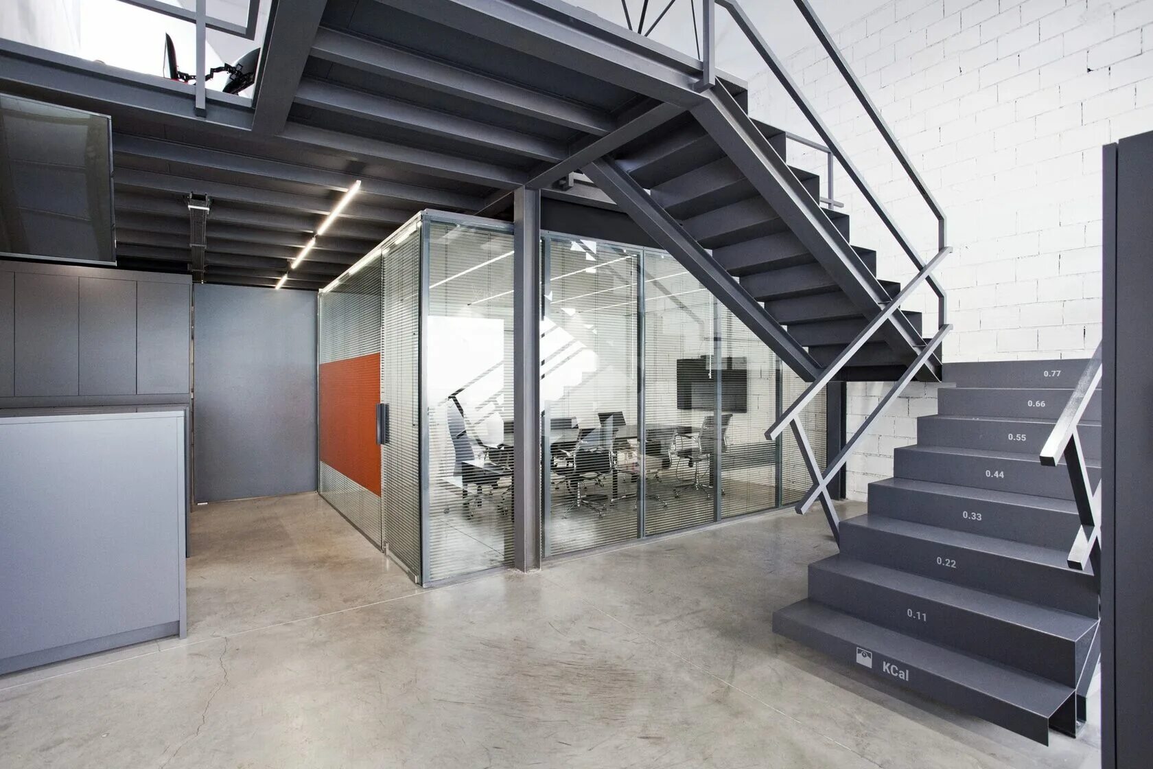М в здании будут помещения. Металлическая лестница в здании. Лестница в офисном здании. Металлическая лестница в офис. Лестница металлическая внутренняя.