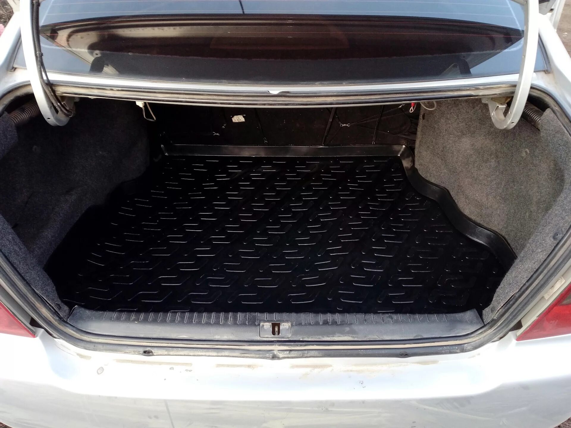 Коврик багажника джили. Geely mk багажник. багажника джили отака. коврик в багажник джили мк. багажник джили атака 2007.