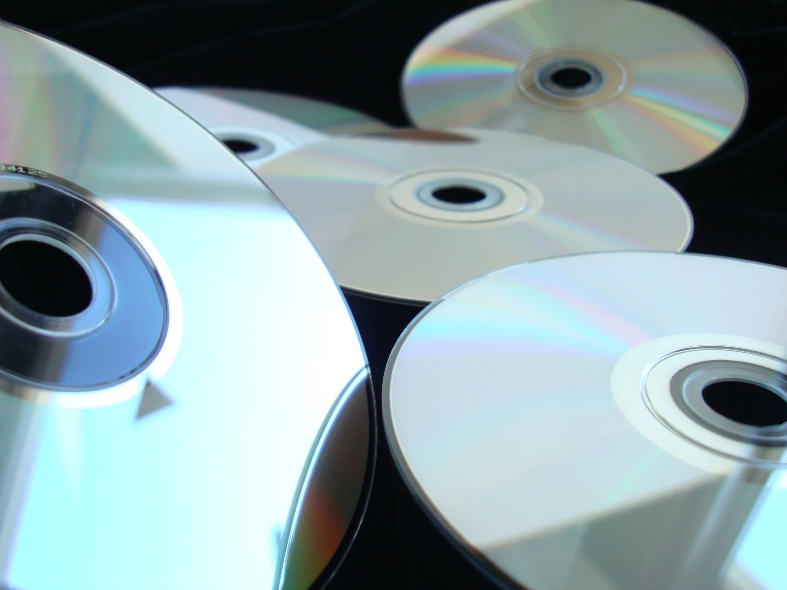 Компакт диски с фильмами. СД диск. Дивиди диски. Коробка для двд диска.