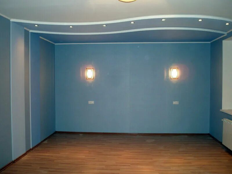 дом с разноцветными стенами. покраска стен и потолков в помещении. сочетание красок для стен в интерьере. красная стена с молдингами. покраска стен и потолков в помещении.