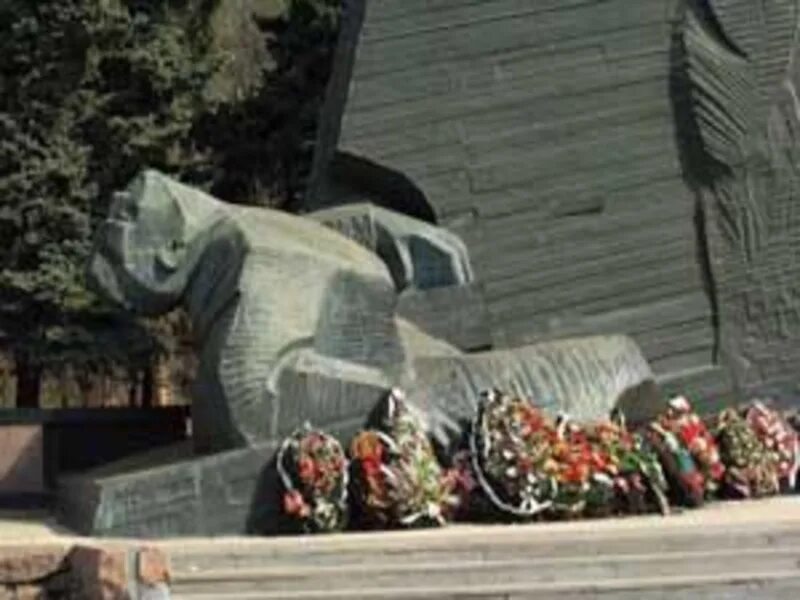 Памятники погибшим воинам в воронеже. Меориал шкловский плацдарм. Памятник воинской славы воронеж. Памятник на площади победы воронеж. Мемориальный комплекс воронеж.