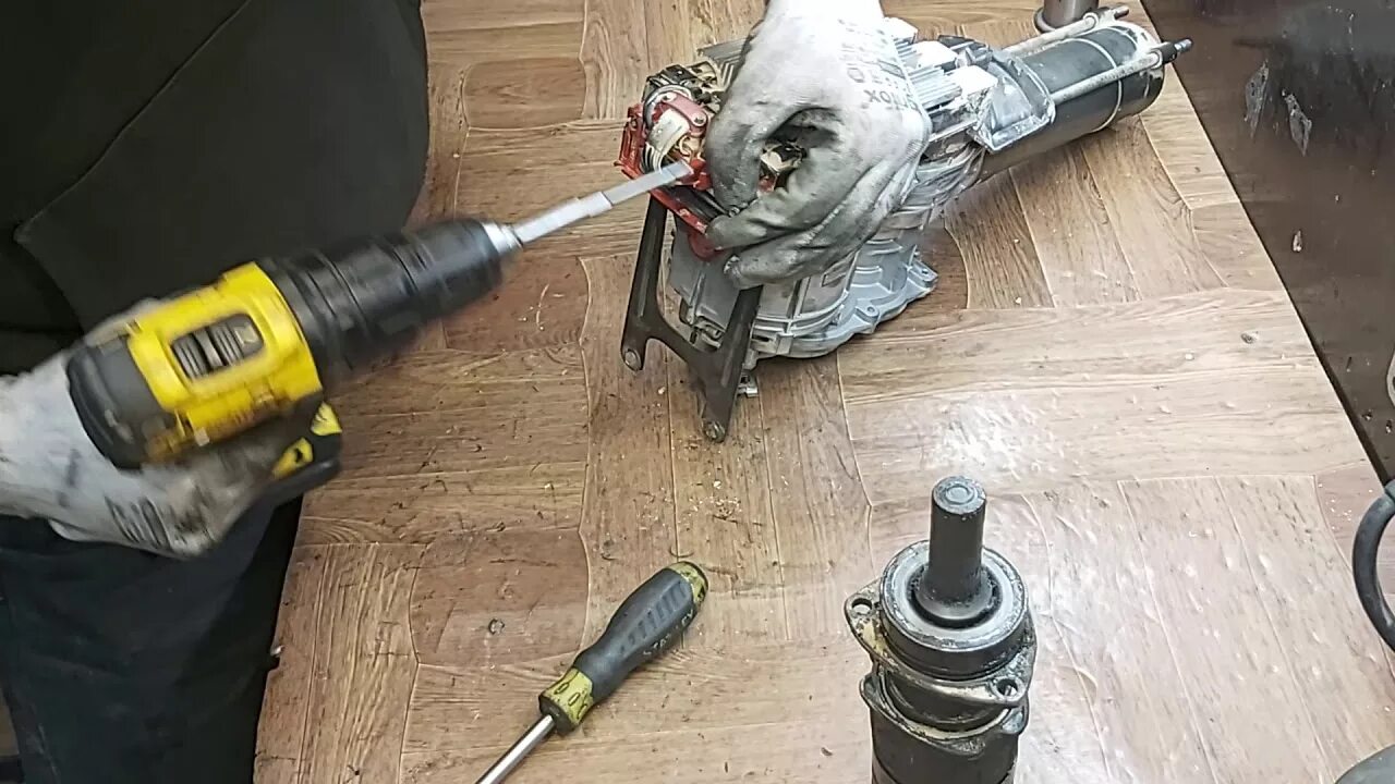 Перфоратор долбить бетон. Демонтаж бетона отбойными молотками. Bosch gsh 16-28 professional. Бетонолом hilti. Патрон отбойного молотка хилти 1000.