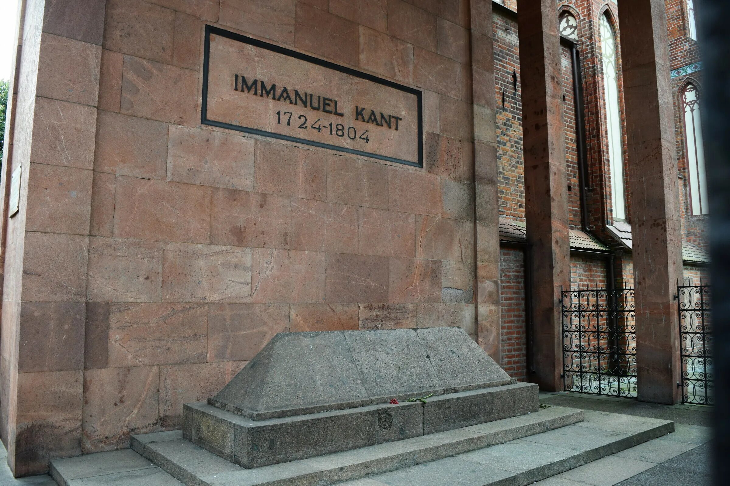 Кант похоронен. Музей иммануила канта в калининграде. калининград остров канта могила канта.