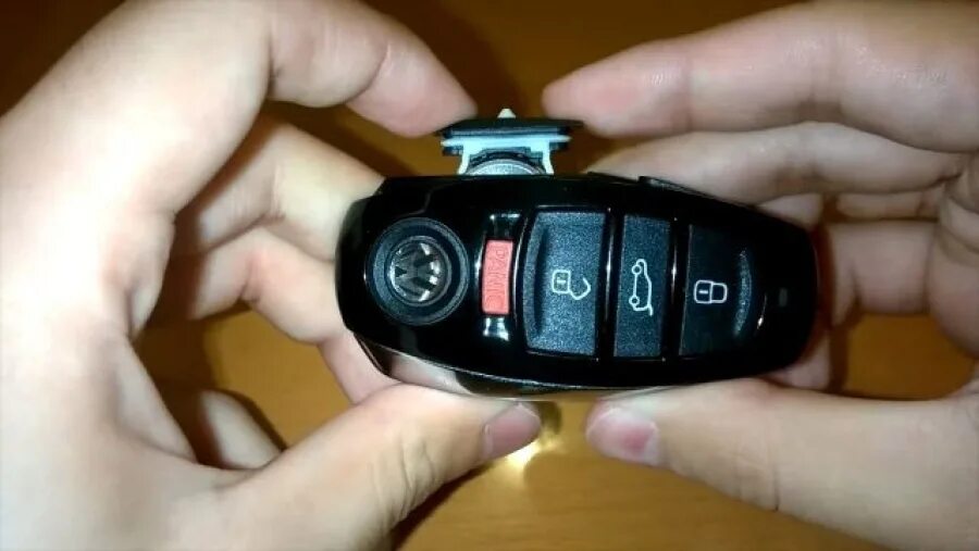 Как разобрать брелок туарег Замена батарейки в ключе. Volkswagen Touareg (1G), 3 л, 2010 года другое DRIVE