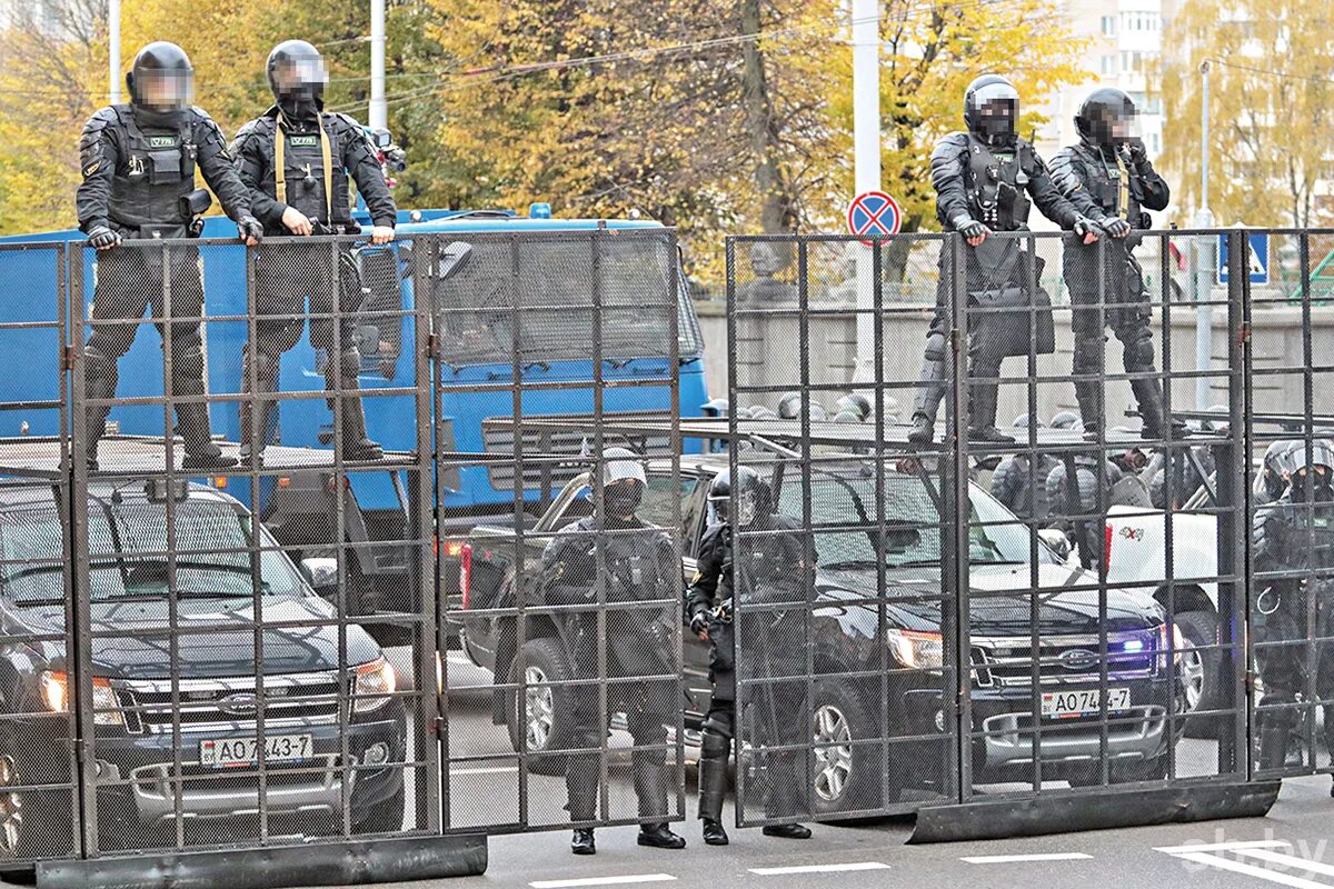 Силовик в Балаклаве. ОМОН ГУВД Мингорисполкома Москва. Омон отрезал ухо террористу