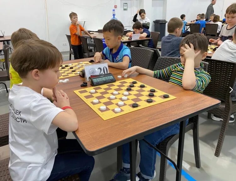 Детское первенство россии по шашкам 2023 самара. Прозрачные шашки. Шашки для детей. Шашки из дерева. Самара шашки 2019.