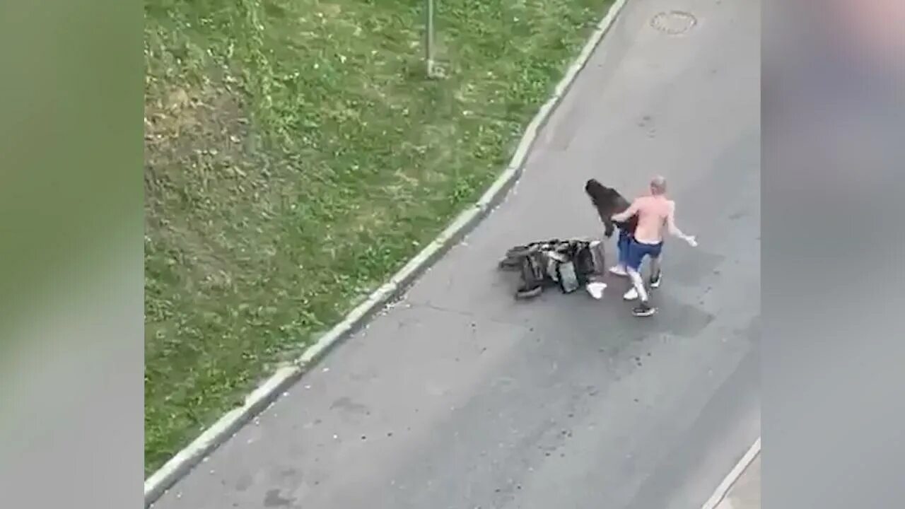Мамаша избивает ребенка на улице Москва. Парень сбил женщину с коляской.
