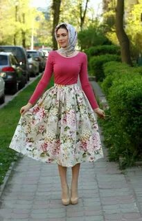 Скромно одетая