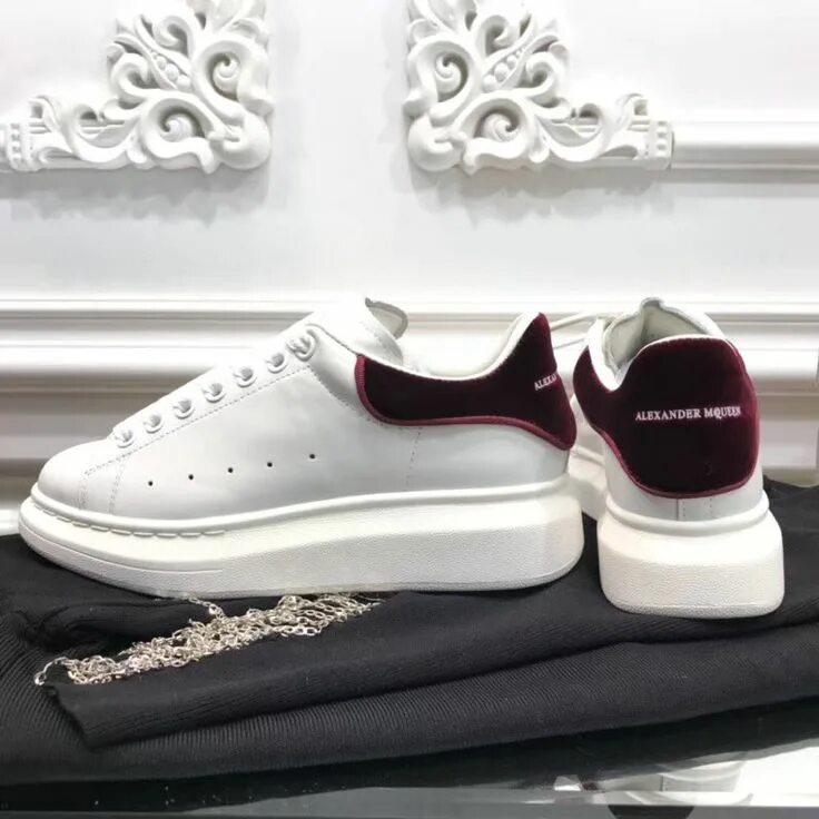 Александры маквины кроссовки. Alexander MCQUEEN обувь. MCQUEEN Sneakers. Alexander MCQUEEN Dior кеды.