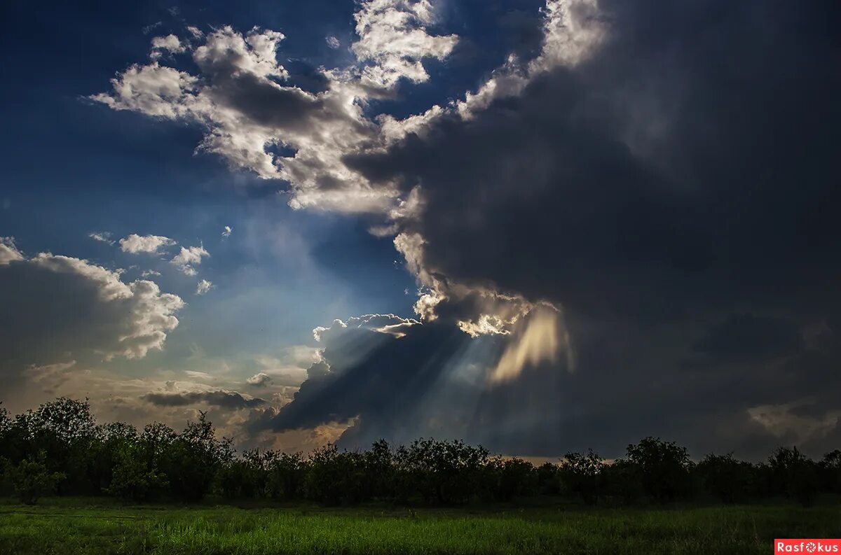 человек на фоне молнии. гроза и человек. перед грозой. молния на небе. дорога на молнии.