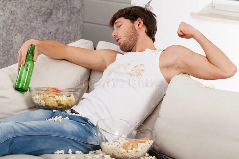 Пьяный мужчина на диване. Человек с бутылкой пива. Девушка пьет воду. Пьяный мужчина на диване. Человек пьющий лежа.