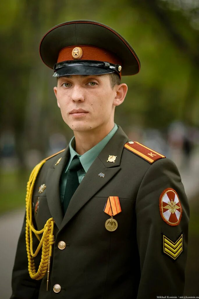 Парень в военной форме. Военная форма. Красивые мужчины в военной форме. Русские парни в военной форме.