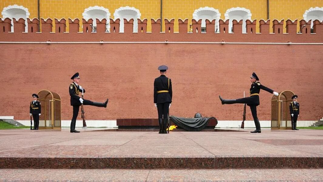 Почетный караул у могилы неизвестного солдата в Москве. Почётный караул у мавзолея в Москве. Смена караула в Москве у мавзолея Ленина. Почетный караул у мавзолея Ленина.