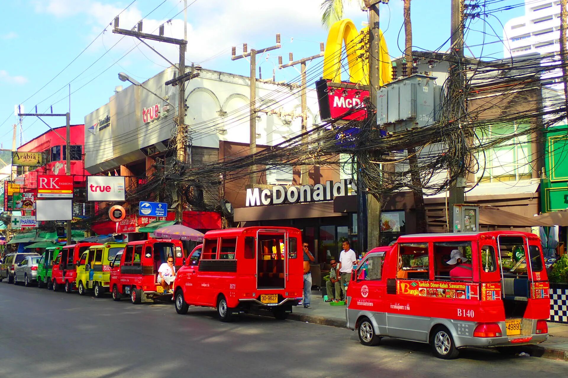 тук-тук транспорт тайланд. тук тук пхукет. тук тук на пхукете фото. такси тук тук пхукет. тук тук на пхукете 2023.