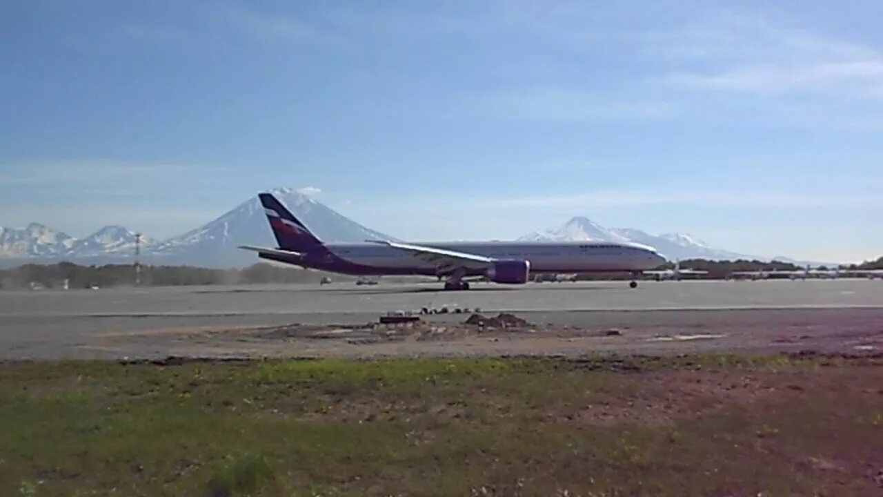 Петропавловск камчатский аэропорт вылета сегодня. Новый аэропорт Елизово Петропавловск-Камчатский. Камчатка аэропорт. Аэропорт Елизово Петропавловск-Камчатский с высоты. Аэропорт Елизово из кабины.