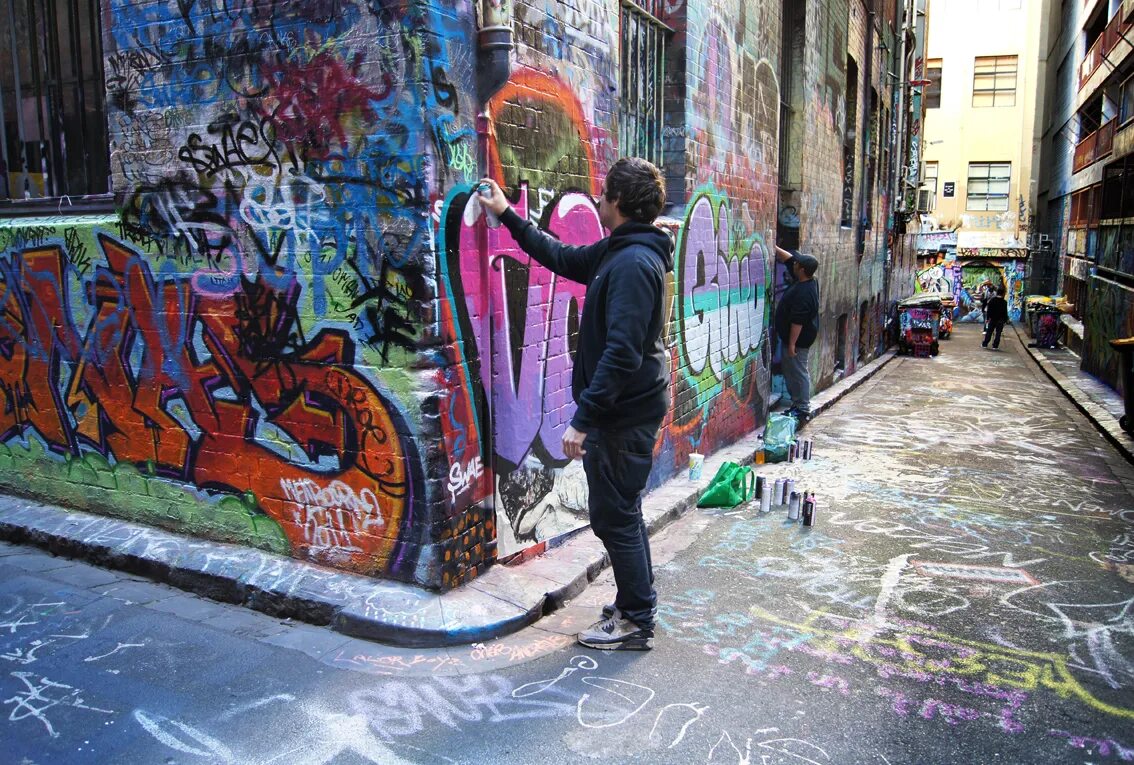 Вандальные надписи на стенах. Граффити субкультура. Граффити вандализм. Vandalism definition. Вандализм картинки.