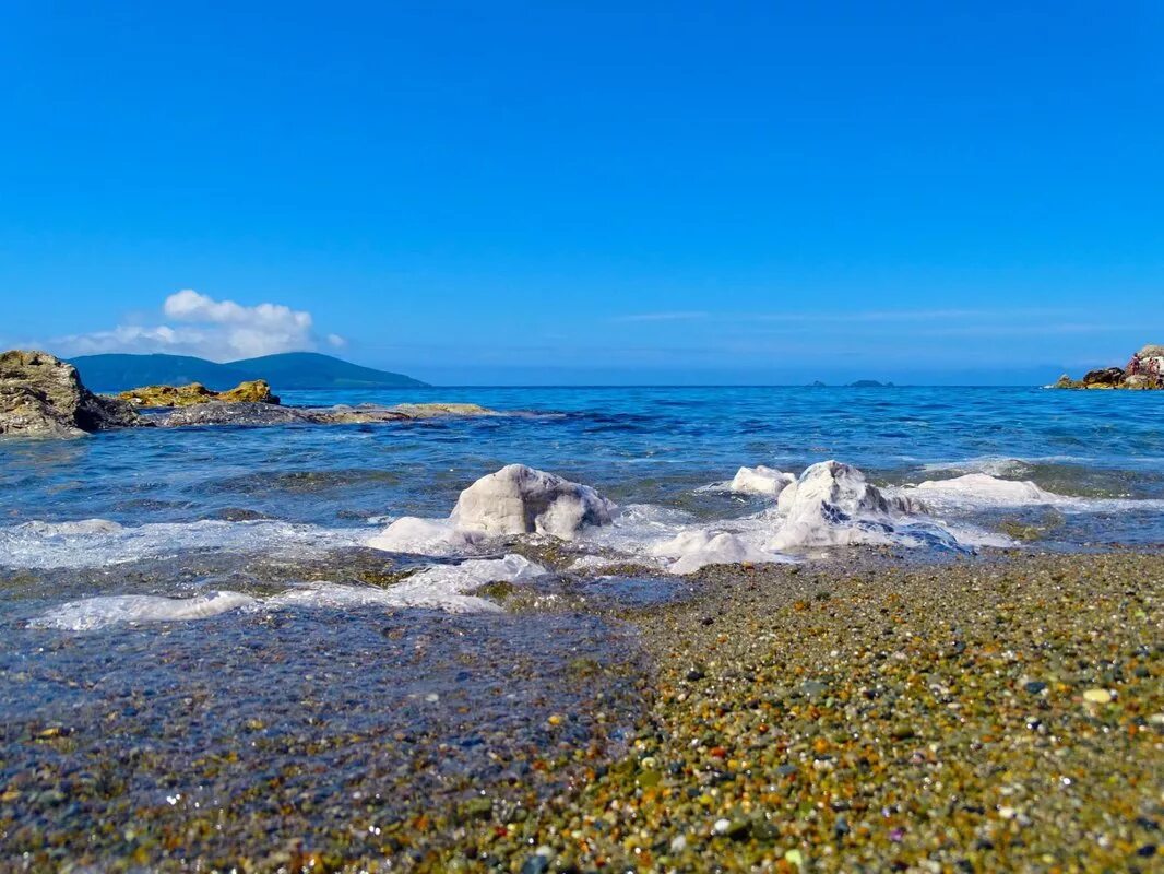 Берег моря приморский берег. Бухта лазурная владивосток. Приморье приморский край. Японское море бухта триозерье. Берег моря приморский берег.