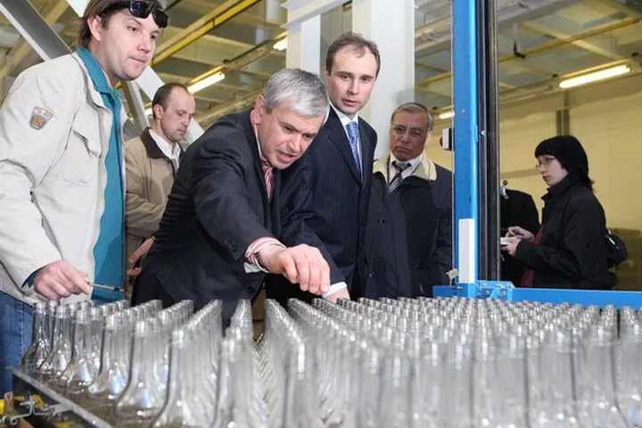 Иристонстекло владикавказ стекольный завод. Директор стеклозавода. Гусь хрустальный. Директора стеклозавода неман. Продукция стекольного завода сергиев посад.