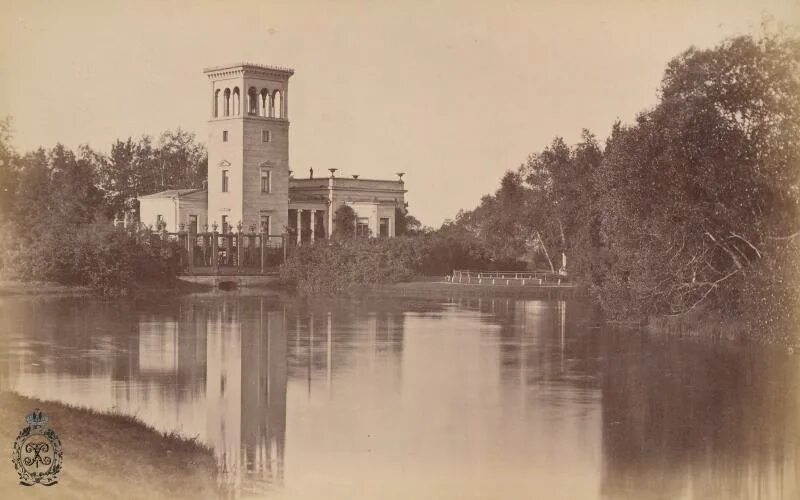 озерки петергоф. розовый павильон в луговом парке петергофа.