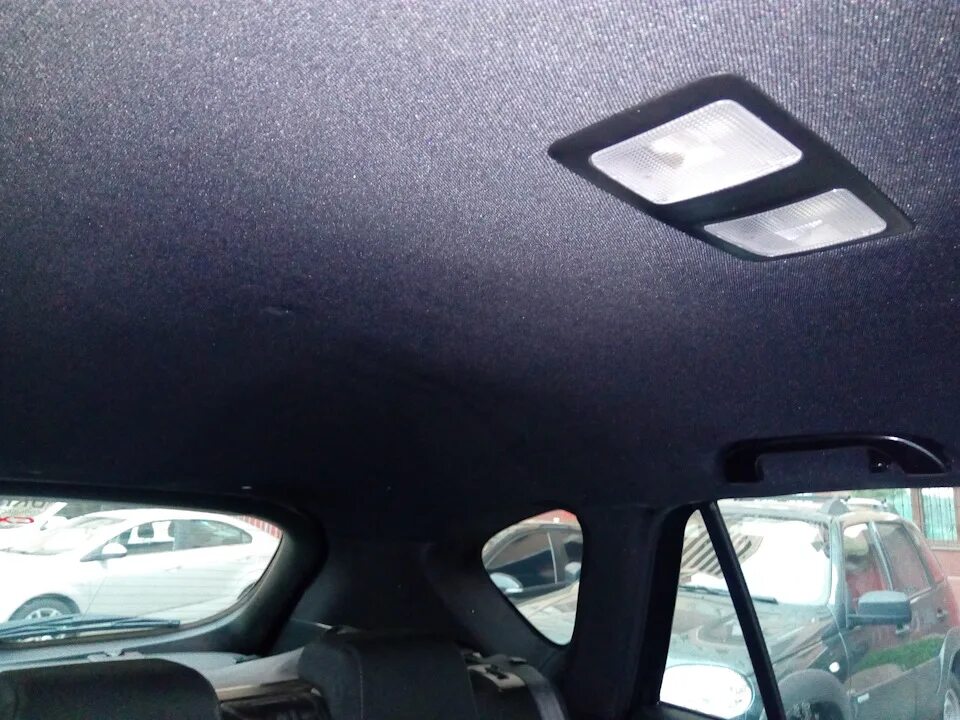 Черный потолок в авто алмазы. Перетяжка крыши лансер 9. Kia sportage потолок. Хонда аккорд 7 черный потолок. Черный потолок бмв е87.