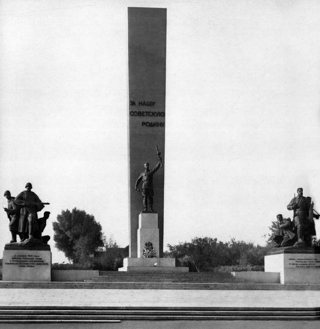 Пл брянск. Площадь Партизан Брянск. Памятник на площади Партизан в Брянске. Вечный огонь Брянск площадь Партизан. Памятник освободителям Брянска достопримечательности Брянска.