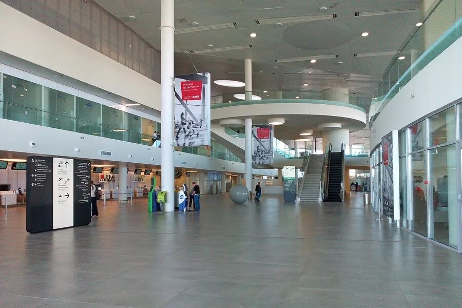 Прилеты сегодня аэропорт курумоч самара. Аэропорт в Самаре Курумоч. Площадь аэровокзала Курумоч. Аэропорт Курумоч Самара изнутри. Аэропорт Курумоч терминал 2.