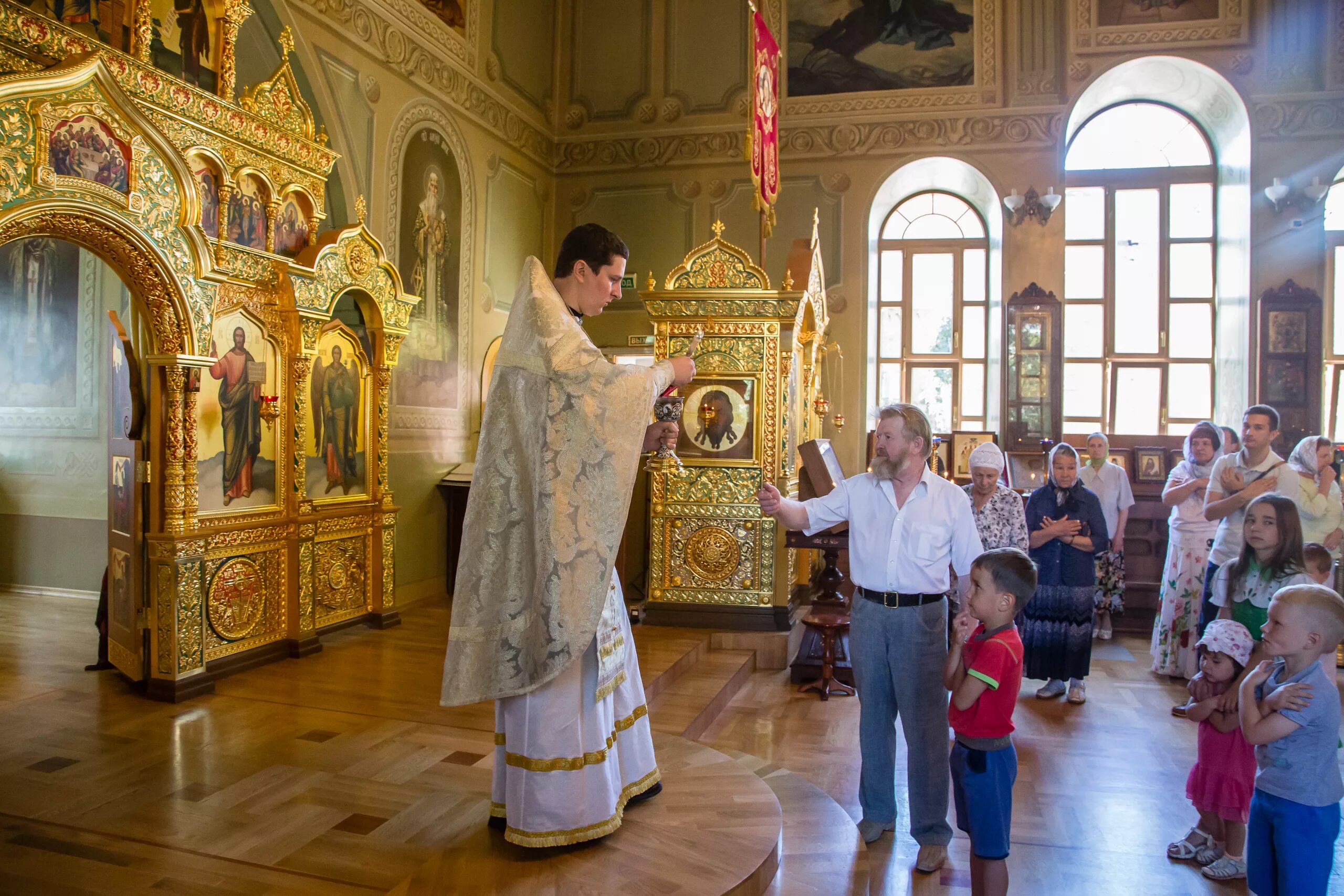 Евхаристия Причастие в храме. Причащение детей в храме. Литургия причащение Исповедь. Причастие в церкви на амвоне.