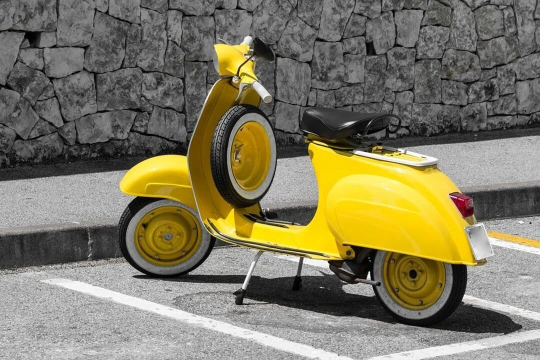 Веспа мотороллер. Мопед итальянский Веспа. Мотороллер Италия Vespa. Мотороллер Веспа желтый. Первый скутер