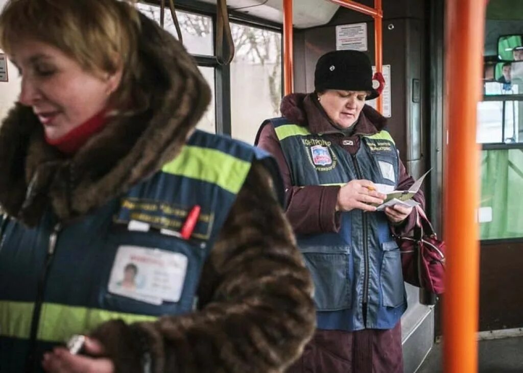 График работы контролеров в автобусе. Контролер общественного транспорта. контроллер в автобусе. контролеры минсктранс. контроллеры в автобусах форма.