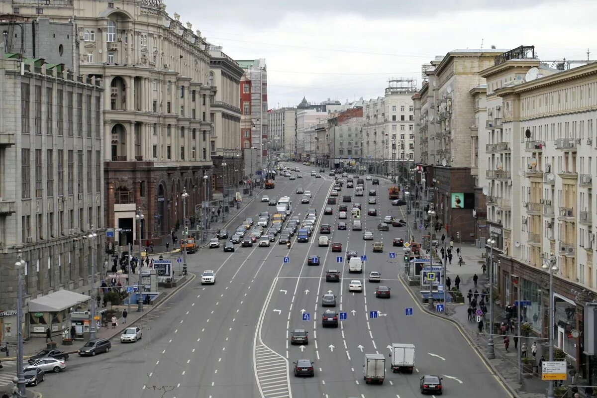 С этой улице нужно было. Тверская улица Москва. Центр Москвы Тверская улица. Тверской проспект Москва. Тверская улица 2004.