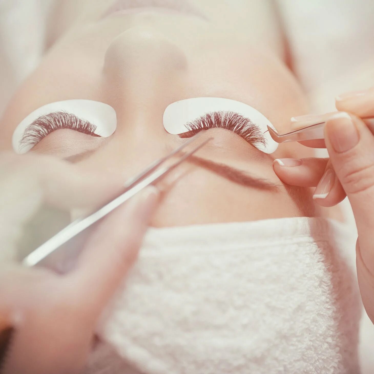 Лешмейкер. Лэшмейкер с пинцетом. Приглашаю на наращиваниеиресниц. Отзывы лешмейкеров. Ресницы для наращивания.