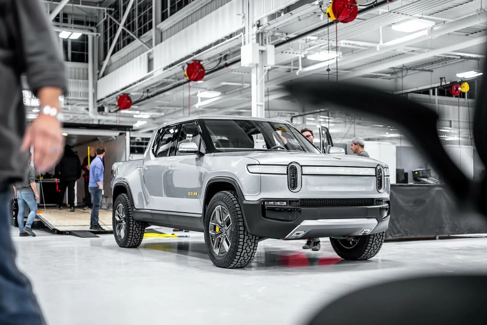 Электрический пикап. Rivian r1t. Rivian r1t машина. Пикап Rivian. Ривиан пикап электромобиль.