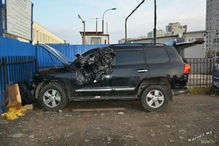 Разбитый ленд крузер 200. Тойота ленд крузер 200 расстрелянный. Ланд крузер бампер авария зимой. Мерседес w221 битый. Разбитый мерседес е200.