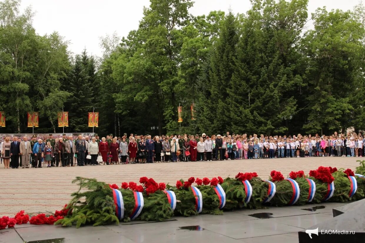 Программа на 9 мая биробиджан. Сквер победы архангельск. сквер победы биробиджан. сквер победы артемовский. часовня в сквере победы биробиджан.
