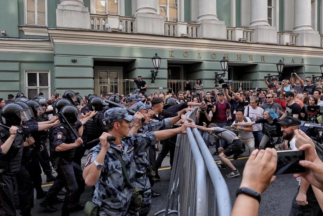 Митинг реформа. Протесты в Москве. Массовые беспорядки полиция Россия. Массовые протесты в России. Массовые беспорядки в России 2021.