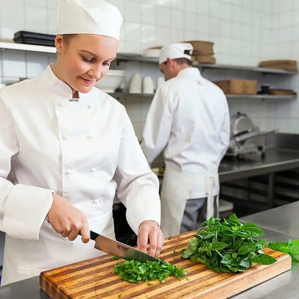 Повар холодного цеха. Кухонный рабочий. Одежда поваров холодного цеха. Повар горячего и холодного цеха. Свежие вакансии повар холодного цеха.