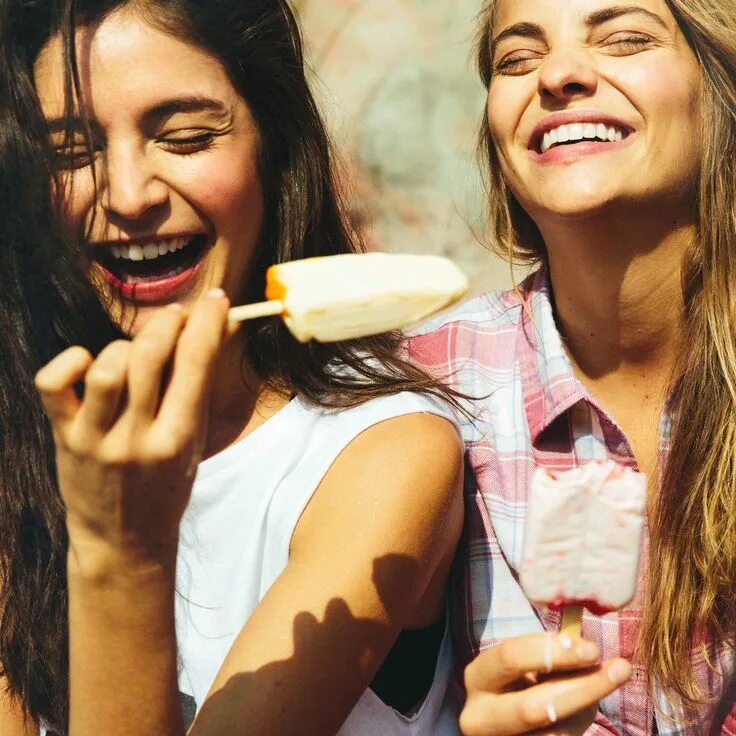 Мороженое для детей. Женская рука с мороженым. Девочка ест эскимо. Cream. Ice cream friend.