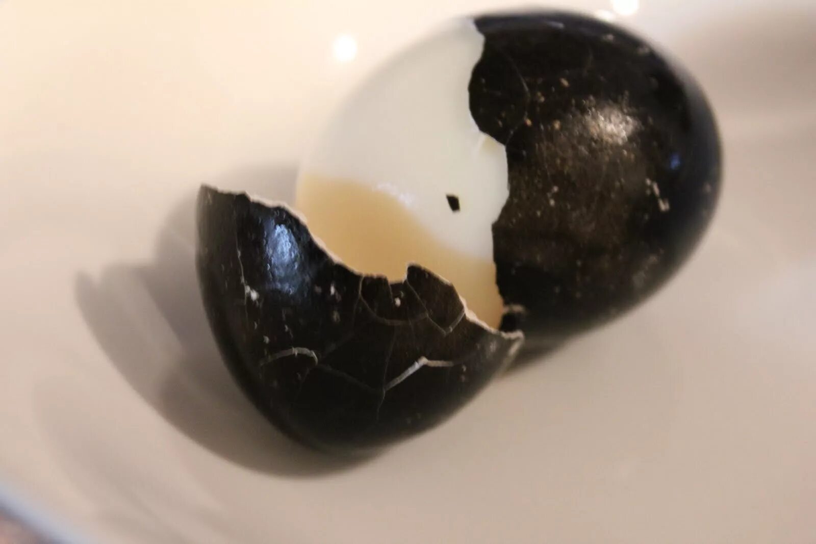 Яйцо стало черным. Аям Цемани яйца желток. Аям Цемани яйцо внутри. Черные яйца. Темные яйца.