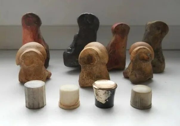 Старинная игра в кости. Бабки костяные игра. Старинная игра в бабки. Бабки костяные игра. Кость для игры в бабки.