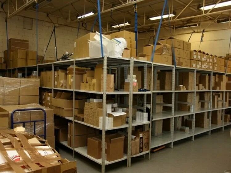 складское хранение. маленькое складское помещение. складское помещение магазина. складское помещение маленькое. полки в складском помещении.