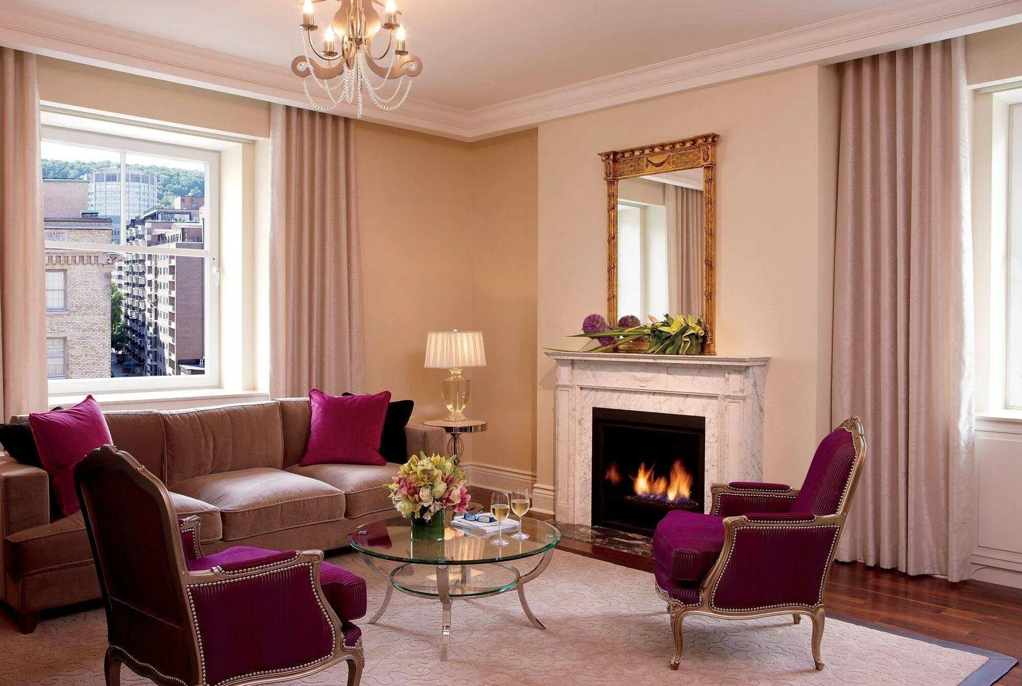 Гостиная с 2 окнами. Светлые шторы в интерьере гостиной. Зал с двумя окнами. Гостиная с тремя окнами. Зал с тремя окнами.