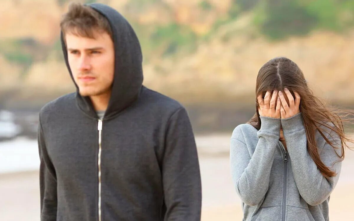 Парень и девушка расстаются. Отношения мужчины и женщины. Юные влюбленные. Общение мужчины и женщины. Парень оставил девушку.