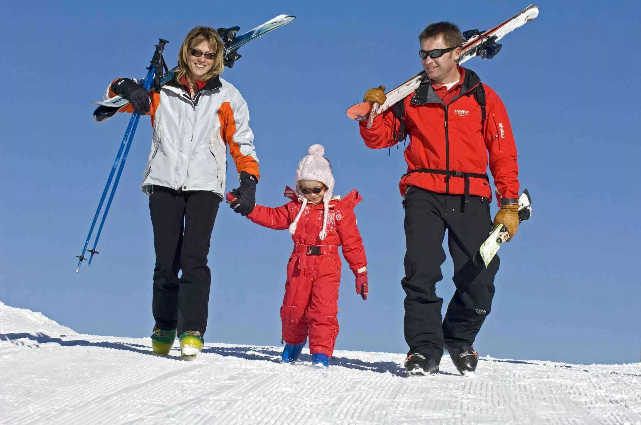 Дети на горных лыжах. Прогулка семьей на лыжах. Семья на лыжах. Лыжники дети. Семья лыжников